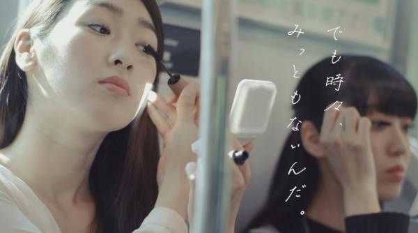 日本電車廣告「女性在車廂化妝有損尊嚴」 惹公關災難